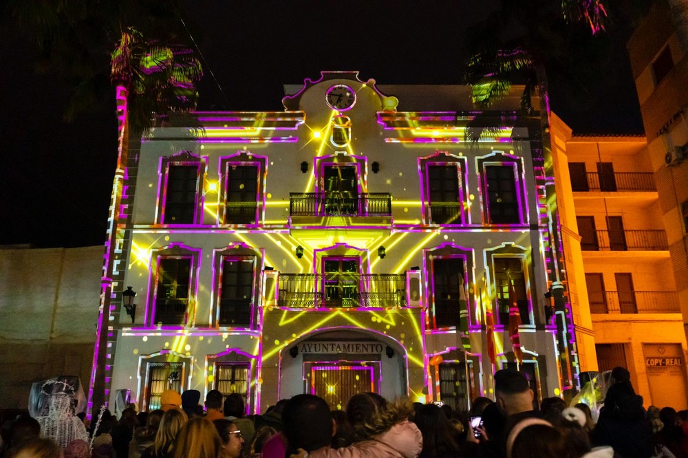 Adra da la bienvenida a la Navidad con un ‘video mapping’ de luces de colores en la fachada del Ayuntamiento