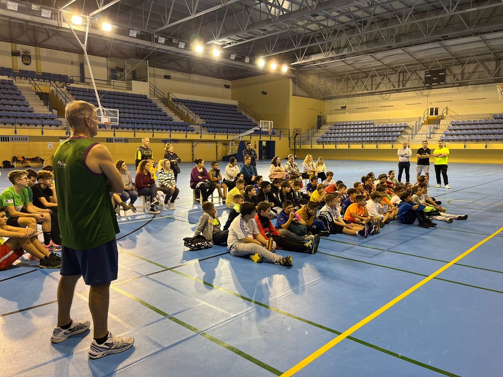 El Club Baloncesto Adra celebra una charla para prevenir el bullying