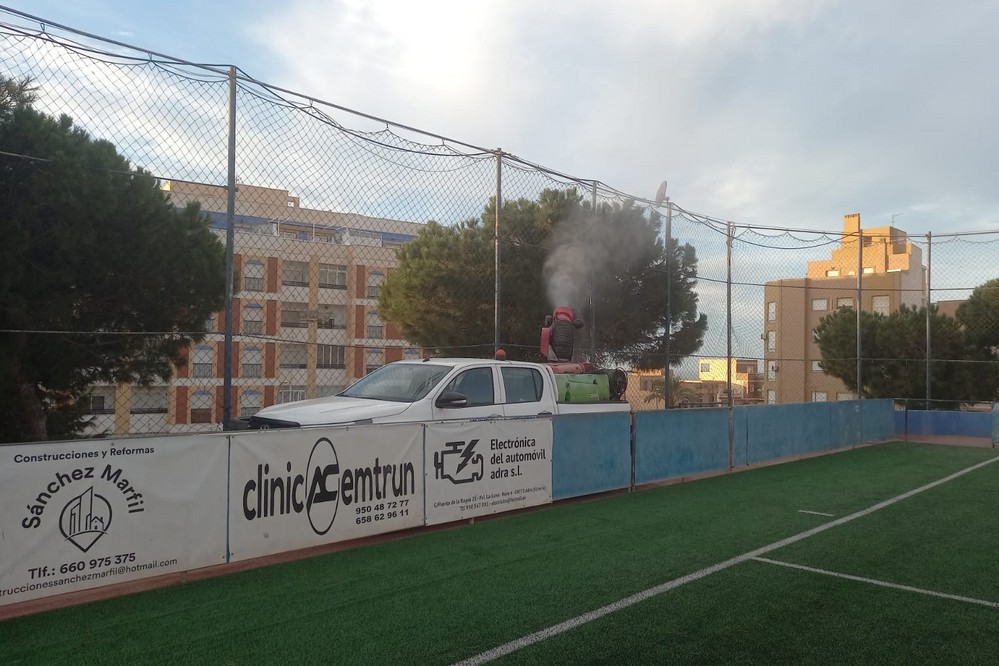 Ayuntamiento de Adra realiza labores de fumigación para prevenir la oruga procesionaria en colegios y zonas urbanas