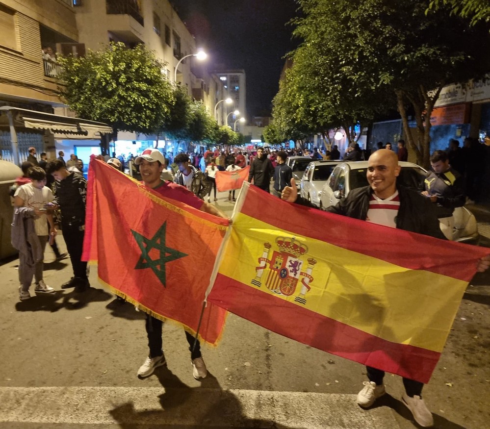 La población marroquí toma las calles de El Ejido en una celebración pacífica por su victoria ante la selección española en el Mundial de Fútbol