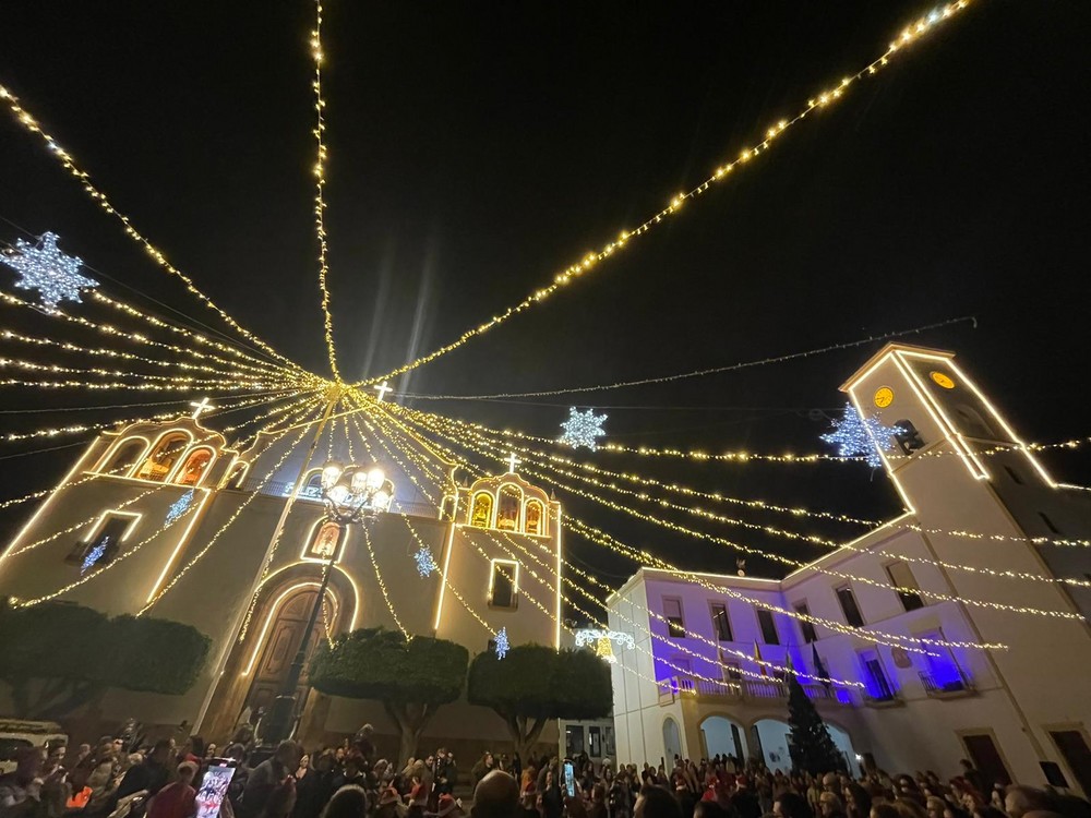 El encendido del alumbrado da el pistoletazo de salida a la Navidad en Dalías