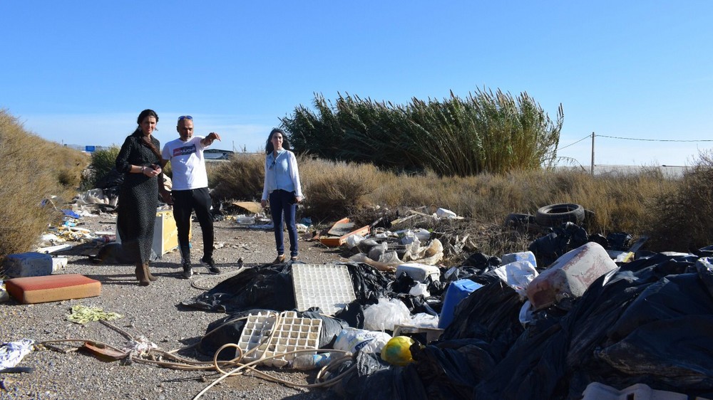 VOX El Ejido pide al gobierno del PP que frene los vertidos incontrolados de escombros en una carretera de Santa María del Águila