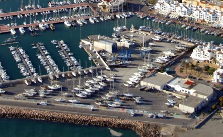 Encuentran un cadáver flotando en el Puerto de Almerimar