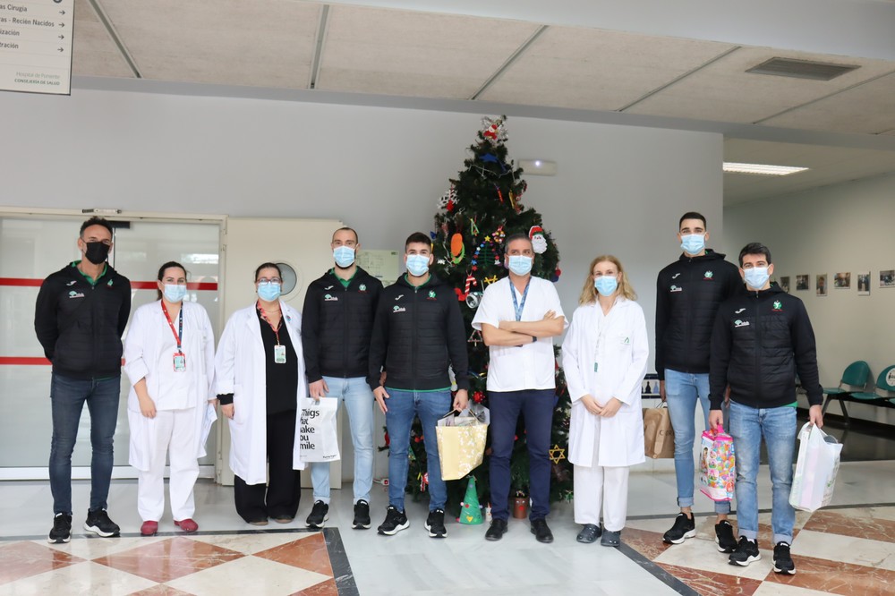 El Club Voleibol Unicaja Costa de Almería visita el Hospital Universitario Poniente