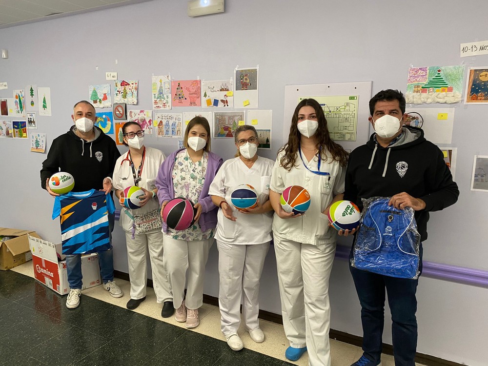 El Club Baloncesto La Mojonera entrega balones  y juguetes en el Hospital de Poniente