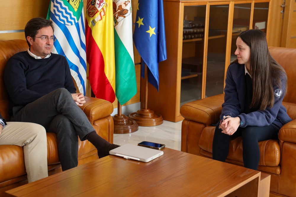 El alcalde felicita a Claudia Ibáñez, alumna del SEK-Alborán que ha participado de forma exitosa en el V Stage de la NASA