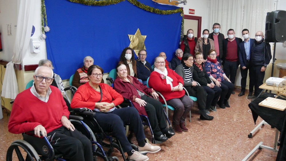 Los usuarios de la Residencia y del Centro de Mayores de Adra celebran la Navidad