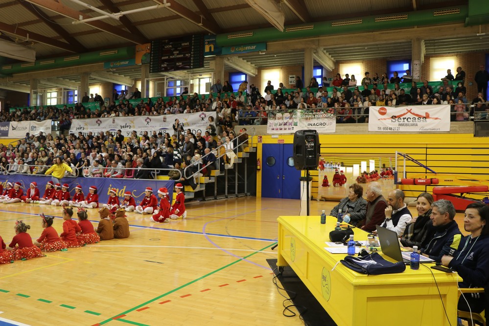 Cerca de 500 alumnos de las Escuelas Deportivas Municipales de gimnasia rítmica, acrobática y baile moderno muestran sus habilidades en las exhibiciones de Navidad