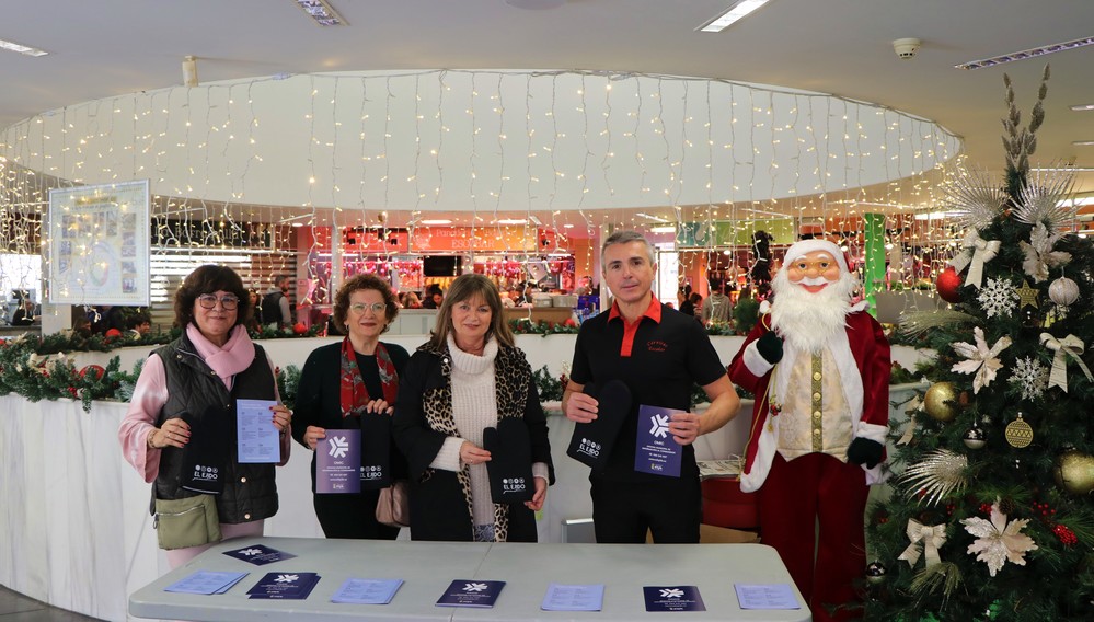 La OMIC de El Ejido entrega casi 3.000 manoplas y folletos informativos con ‘las claves para una compra responsable’ durante la Navidad