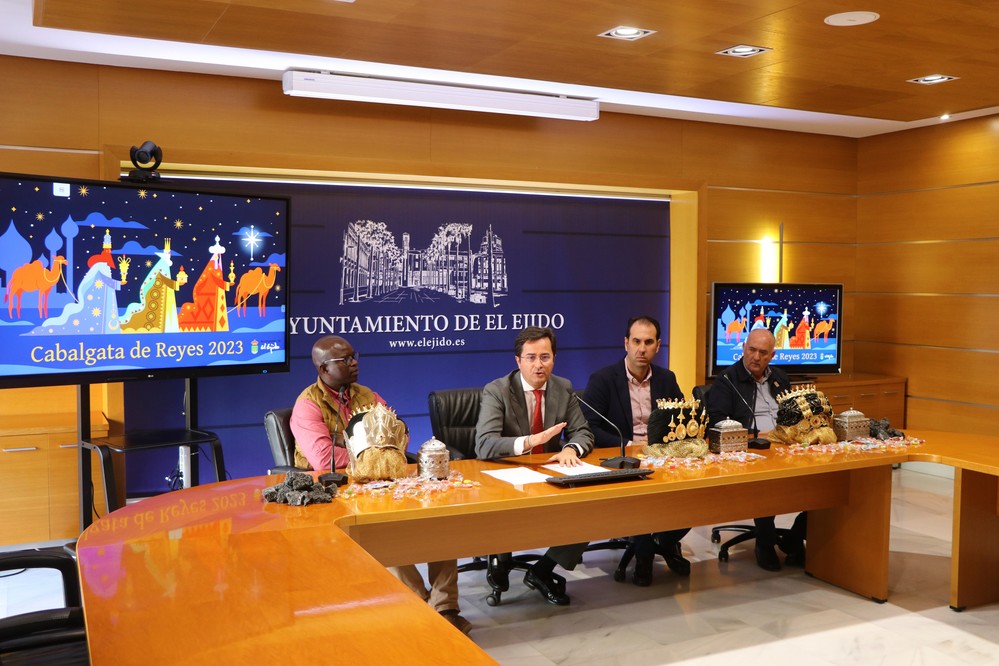 Los Emisarios de los Reyes Magos de Oriente en El Ejido reciben sus coronas y credenciales para la gran Cabalgata