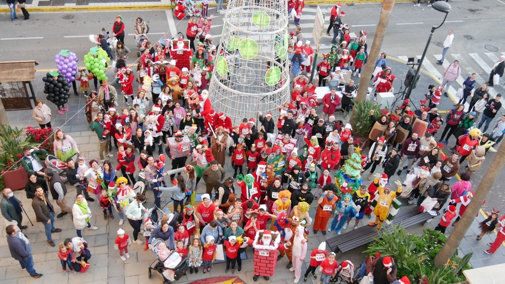 Más de 300 participantes disfrutan de la I Carrera Navideña de Disfraces de Adra