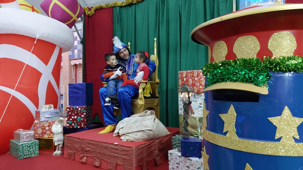 El Paje Real de SS.MM. los Reyes Magos de Oriente recoge las cartas de los niños y niñas de Adra