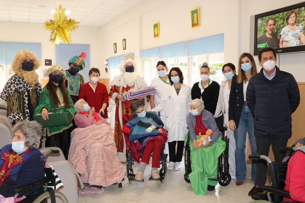 Los Reyes Magos visitan a los niños ingresados en el Hospital Universitario de Poniente y a los mayores de la Residencia ‘Ciudad de El Ejido’
