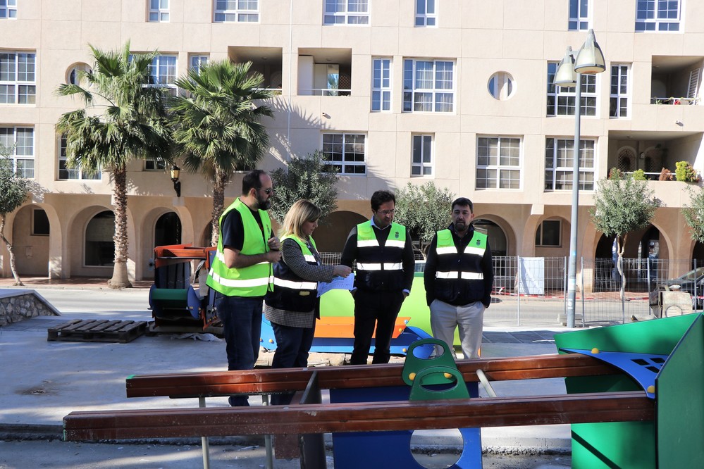 Las obras de mejora en la Plaza Carabela de Almerimar aceleran su transformación para convertirse en un espacio más funcional
