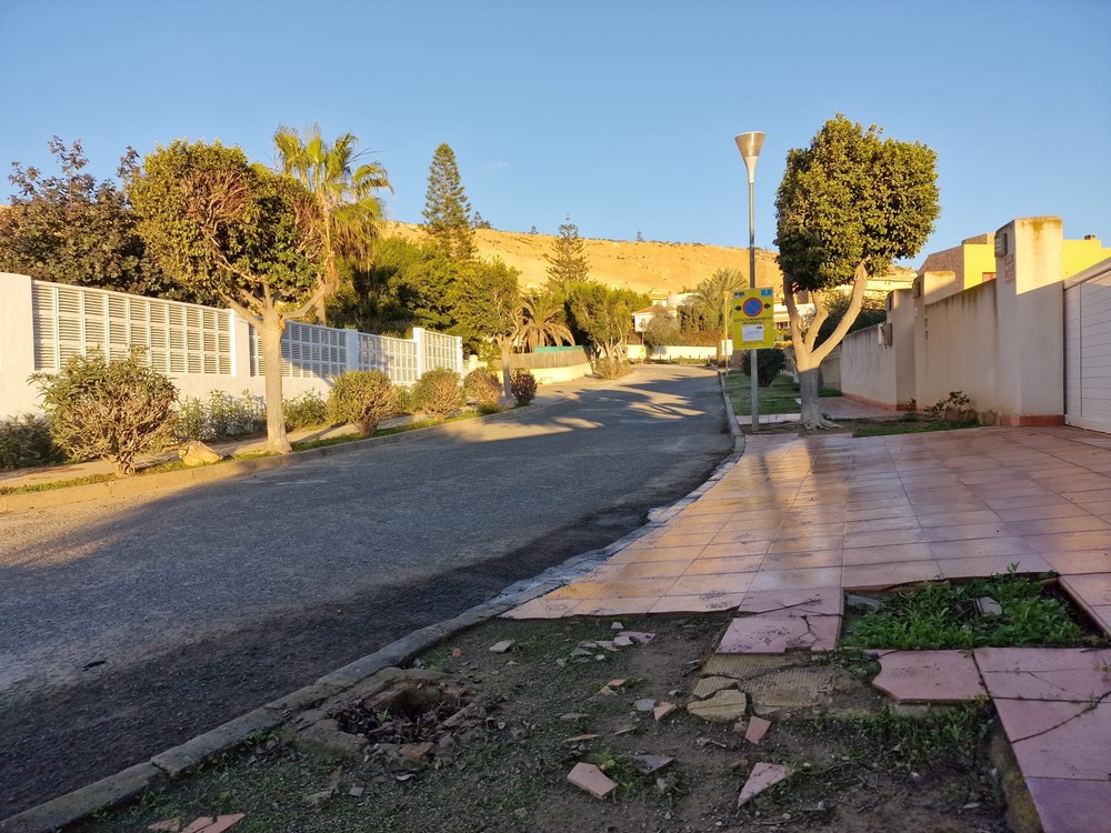 VOX El Ejido califica de “chapuza” el reasfaltado en Almerimar I y pide su remodelación completa