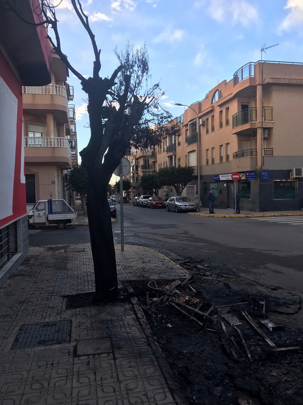 El incendio de un contenedor afecta a un vehículo en Santa María del Águila