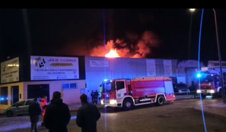 Incendio de múltiples naves en Santa María del Águila