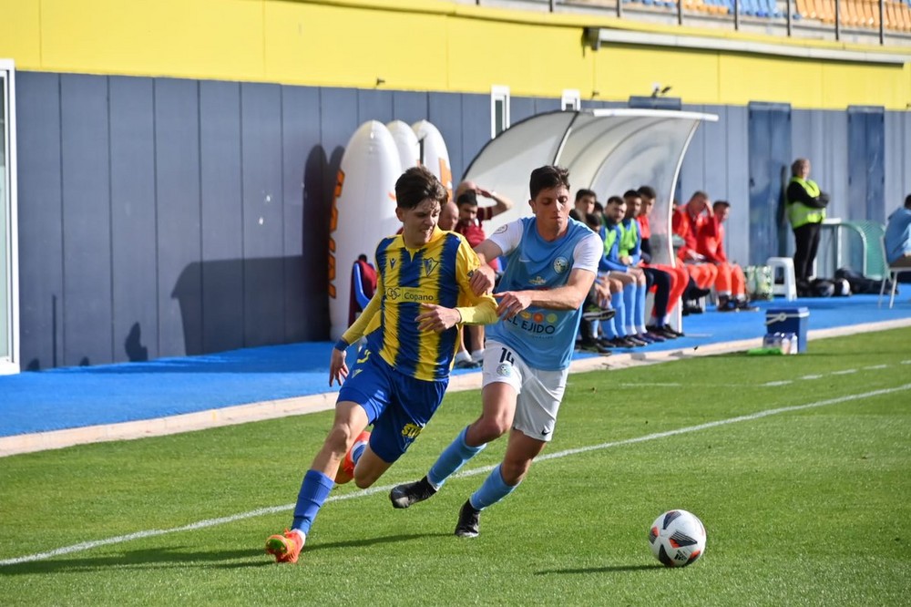 El Polideportivo El Ejido empata contra el Cádiz Mirandilla y sigue en descenso