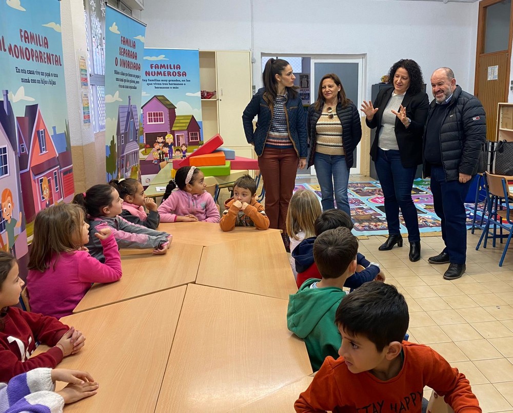 Diputación acerca a Dalías la muestra ‘El Mundo de las Familias’ en su recorrido por  todas las comarcas