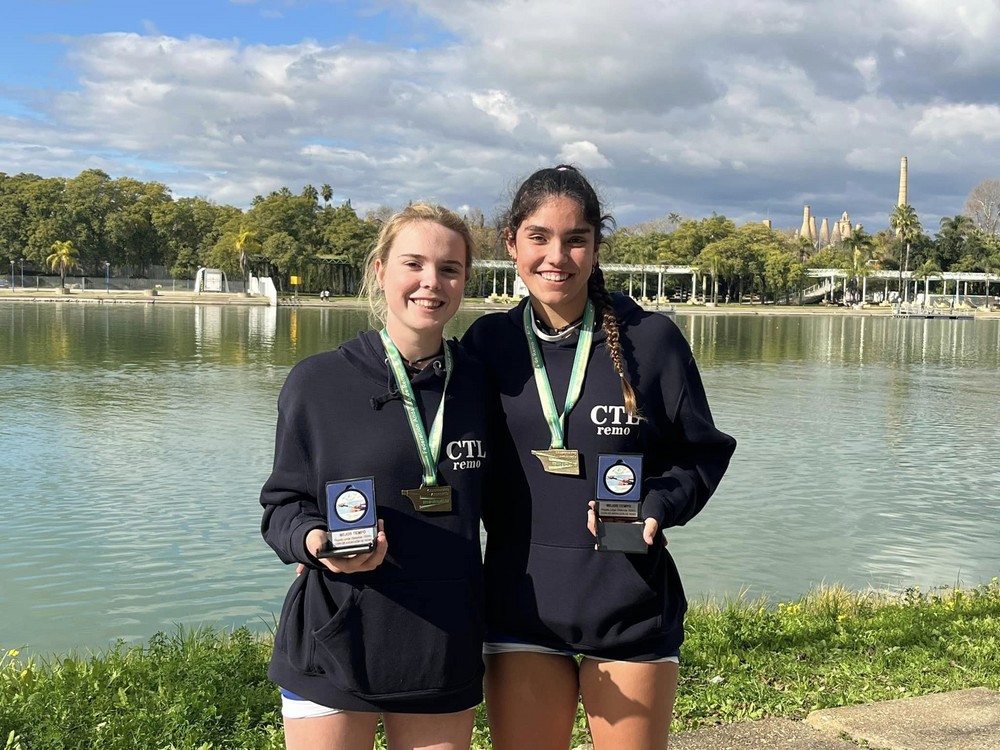 Sara Naboni y Daniela Gómez, del Tiempo Libre, campeonas de Andalucía de larga distancia de remo