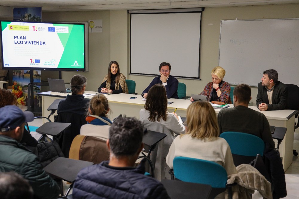 Fomento presenta el Plan EcoVivienda de la Junta en el municipio de El Ejido