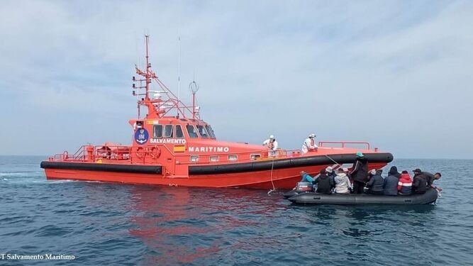 Rescatan a cuatro marineros a la deriva frente las costas de Adra