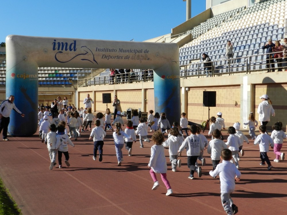 Los escolares ejidenses celebran el Día de la Paz y la No Violencia practicando deporte