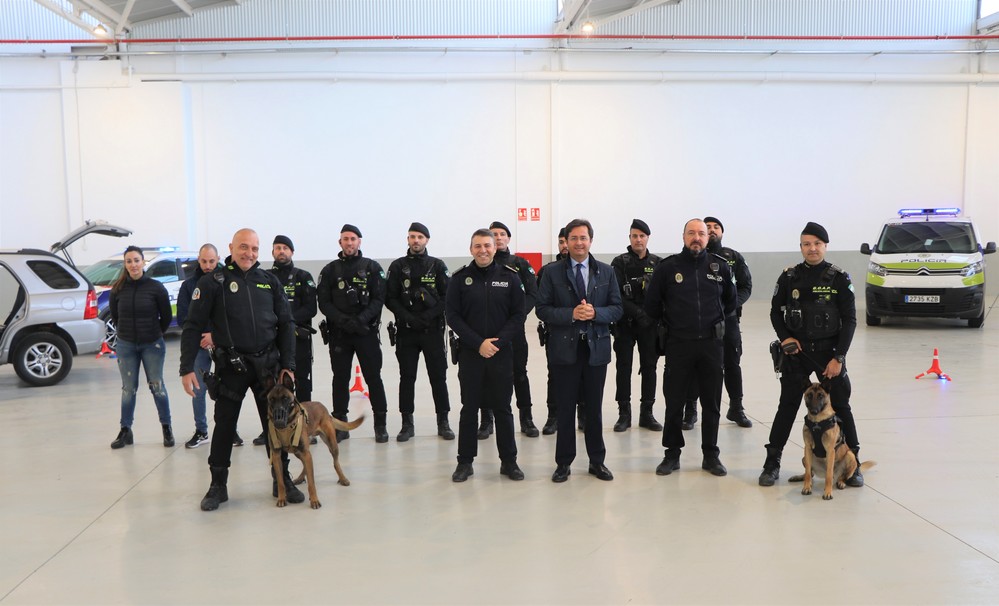 Mía y Truco, miembros de la nueva Unidad canina de la Policía Local de El Ejido
