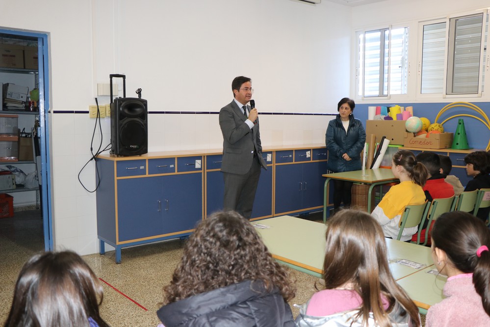 El alcalde responde a los alumnos de 5º de primaria del CEIP Diego Velázquez sus inquietudes en torno a la gestión municipal y a la ciudad