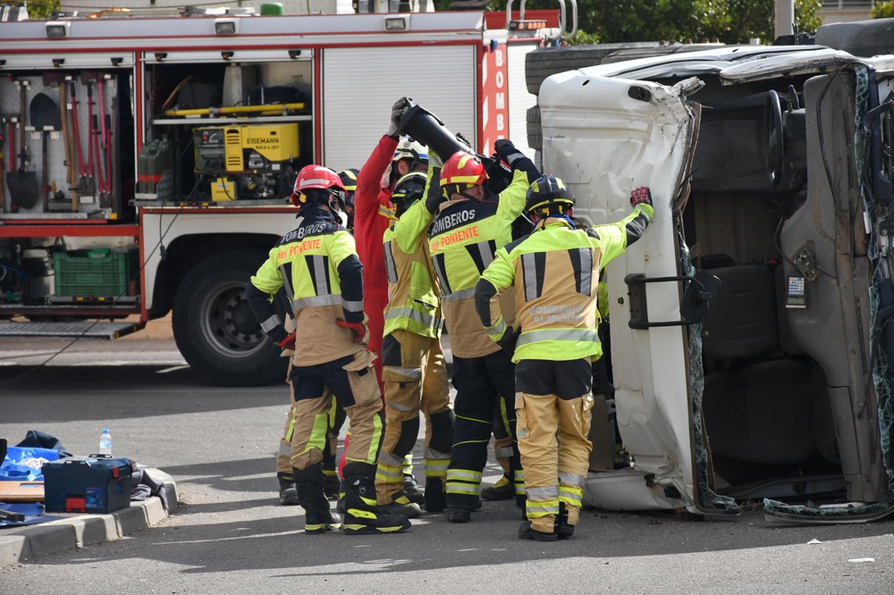 Bomberos del Poniente organiza un curso de intervención en accidentes de tráfico de vehículos pesados