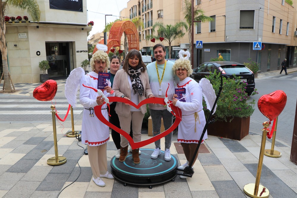 El Ejido fomenta las compras y el consumo por San Valentín con fotomatón 360°, bonos descuento y animación