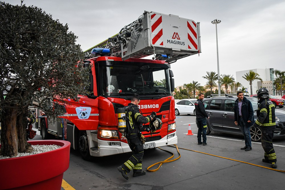 Bomberos del Poniente intervienen en un simulacro de incendio en el Parque Comercial Gran Plaza