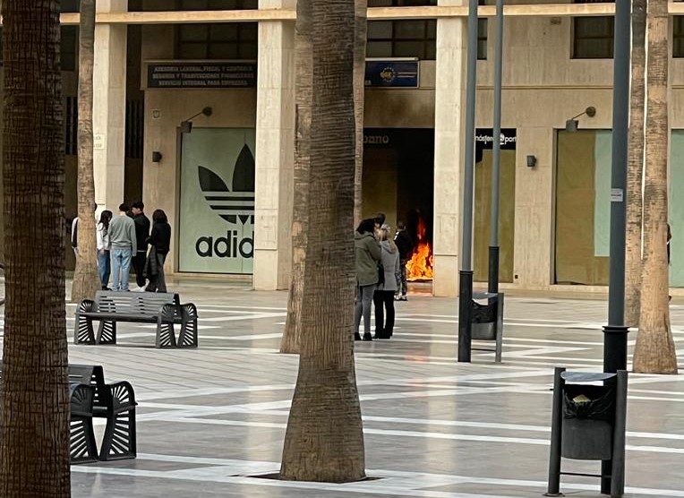 Tratan de prender fuego a un sintecho en la Plaza Mayor de El Ejido
