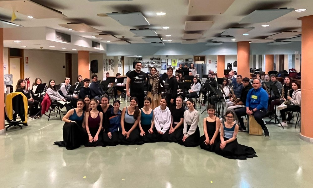 La Banda Sinfónica de El Ejido y la academia ‘Susana’ ensayan la obra ‘Danzaluza’ que se podrá disfrutar el próximo 24 de febrero en el Teatro Auditorio
