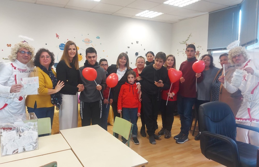 La sede de la Asociación ‘Soy Especial y qué?’ acoge la celebración del sorteo de los bonos descuento por comprar y consumir en El Ejido durante San Valentín