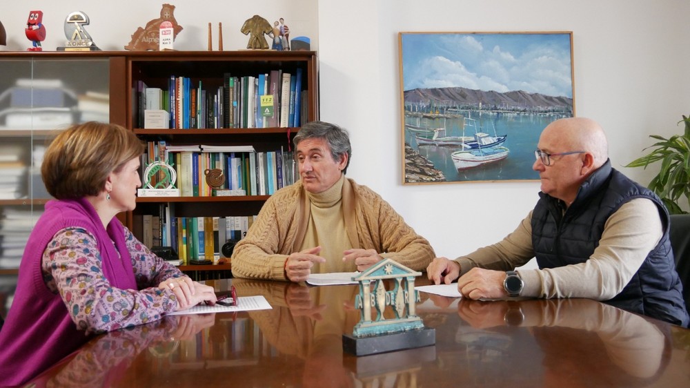 Manuel Cortés aborda la problemática del agua con la presidenta de ASAJA Almería