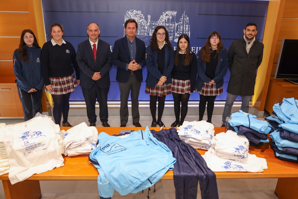 El Ayuntamiento de El Ejido dona ropa deportiva al Sek-Alborán para los niños de la Escuela Plettenberg en Sudáfrica