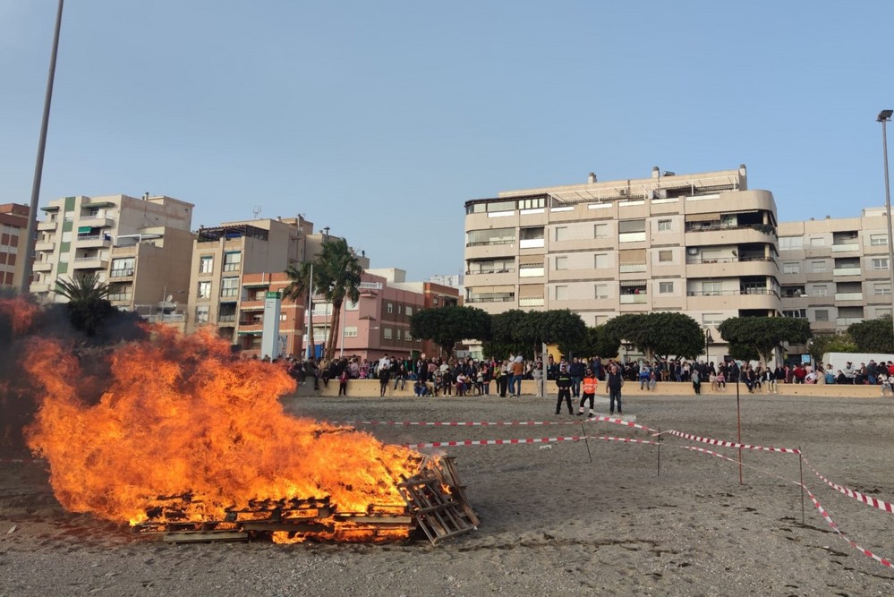 El tradicional Entierro de la Sardina pone el broche de oro a un exitoso Carnaval de Adra 2023