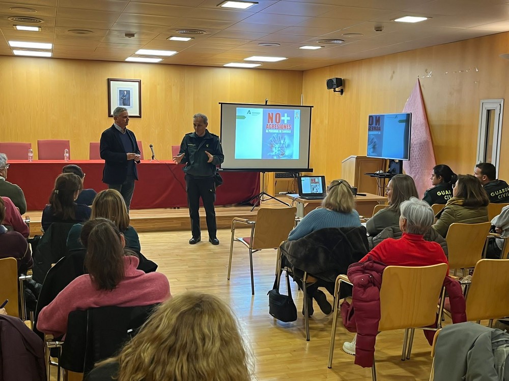 Profesionales de los distritos sanitarios Almería y Poniente reciben formación sobre prevención y atención de agresiones