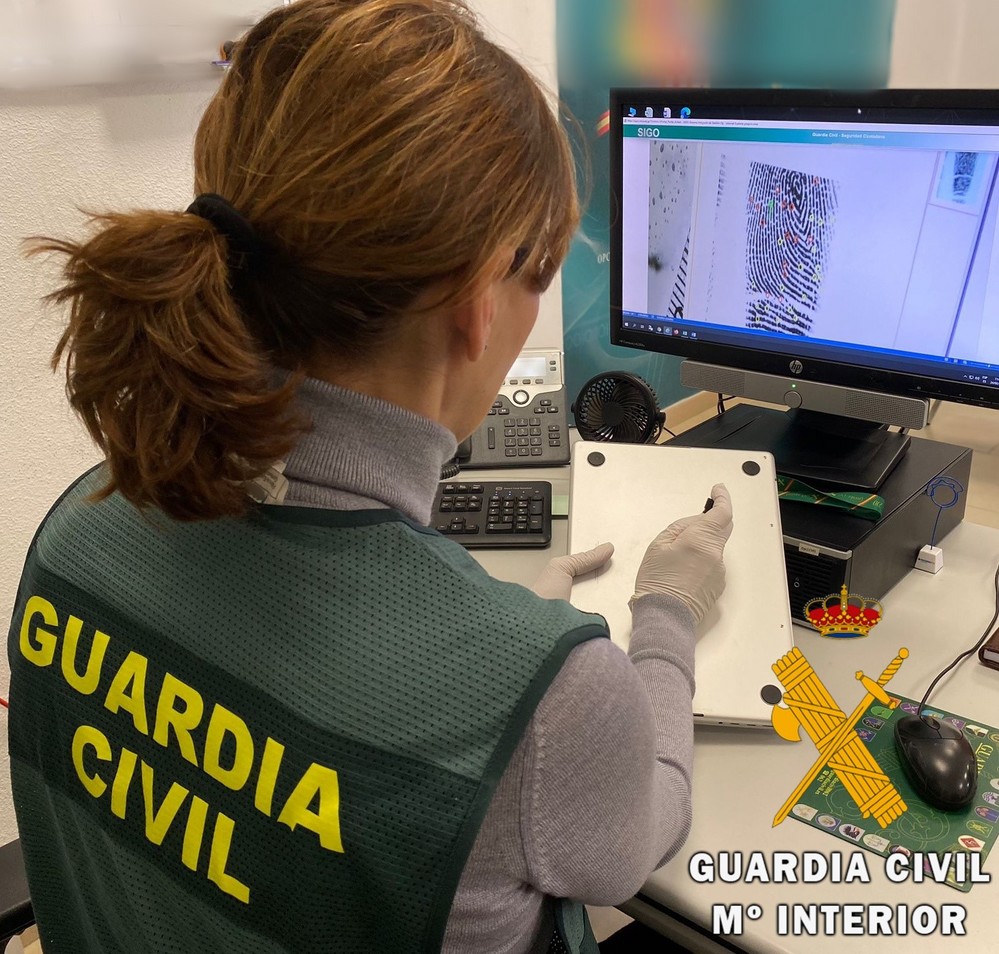 La Guardia Civil detiene al autor de varios robos con fuerza en tres viviendas de una misma calle de Roquetas de Mar