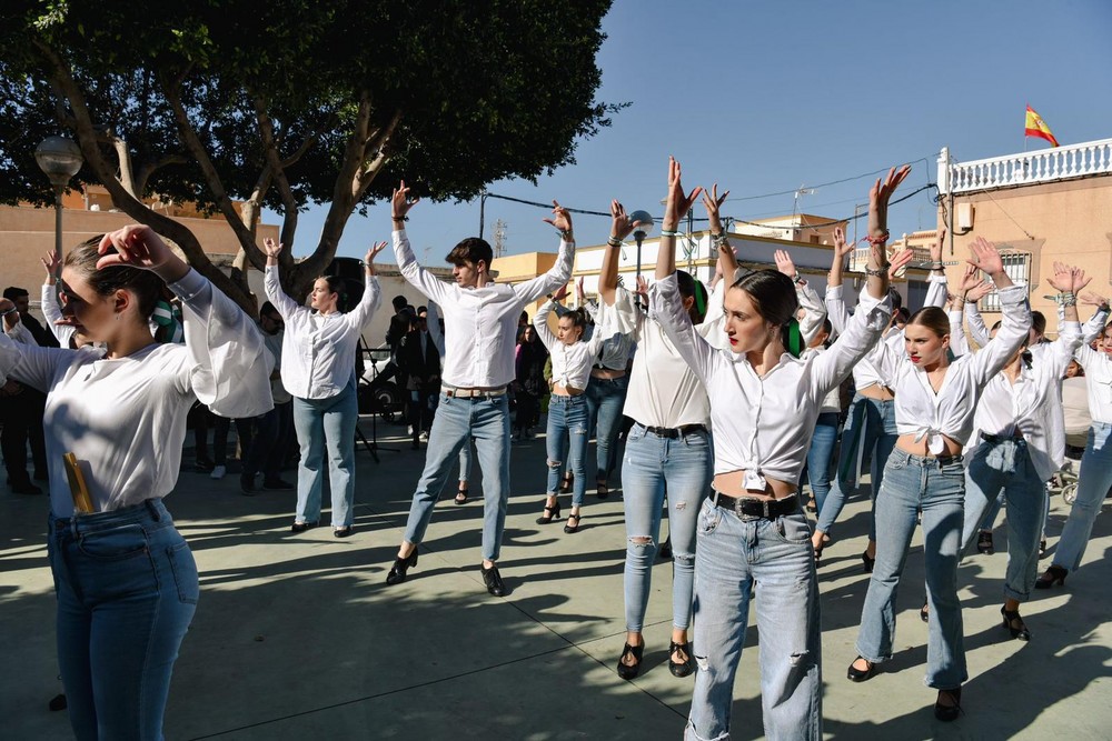 Adra celebra el Día de Andalucía con música, baile y migas