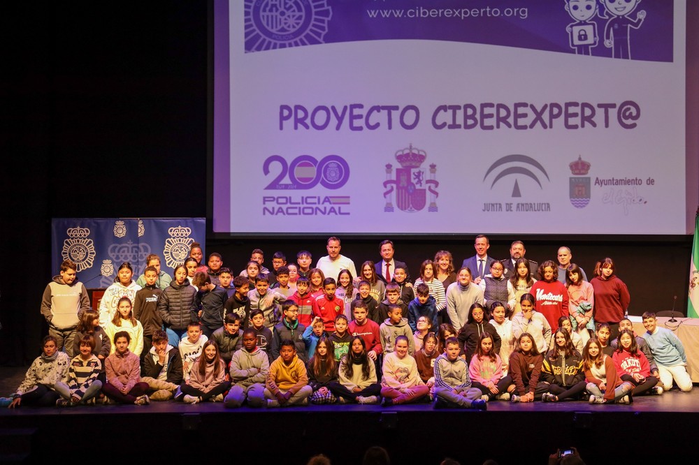 Más de 700 escolares de El Ejido reciben sus carnés de ciberexpertos tras formarse en el ‘Uso Seguro de Internet’