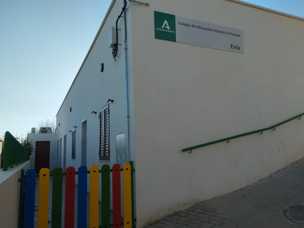 El PSOE de Enix acusa a la Junta de "negarse a abrir" el colegio