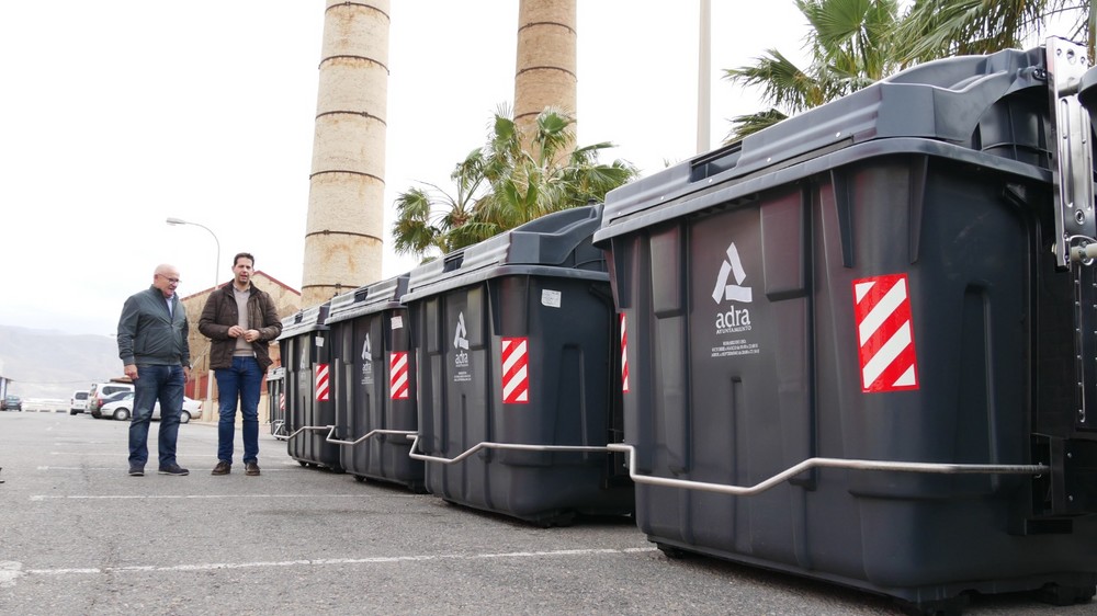 Ayuntamiento de Adra sigue renovando su parque de contenedores con la incorporación de 30 nuevas unidades