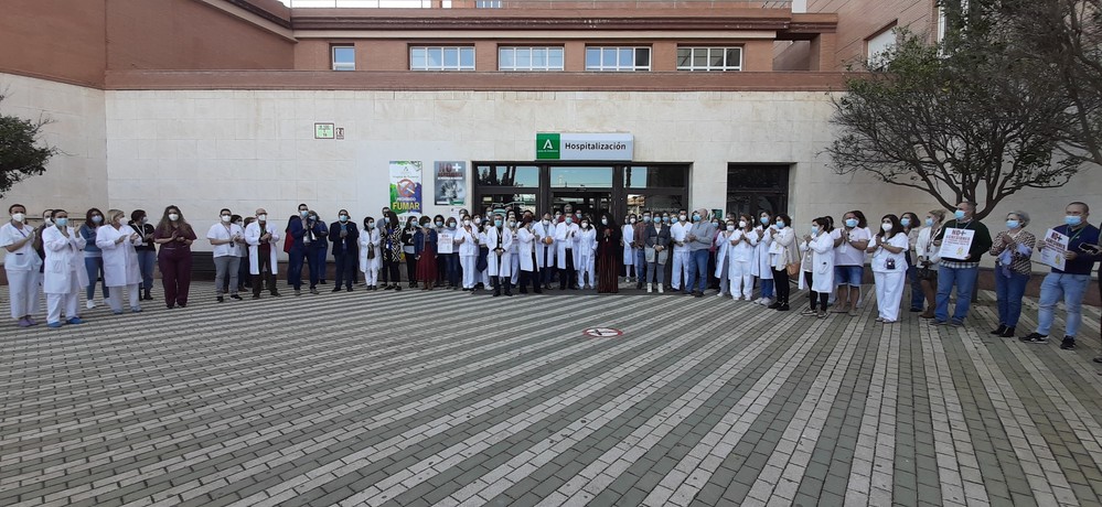 El Hospital Universitario Poniente se concentra para alzar la voz contra las agresiones a sanitarios