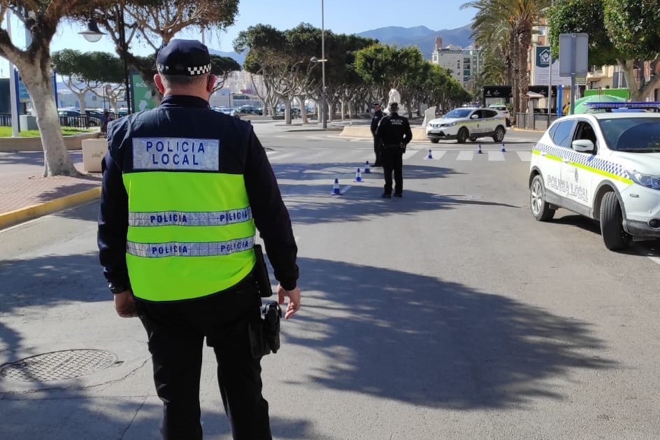 La Policía Local de Adra detiene a un hombre mientras trataba de robar en un camión