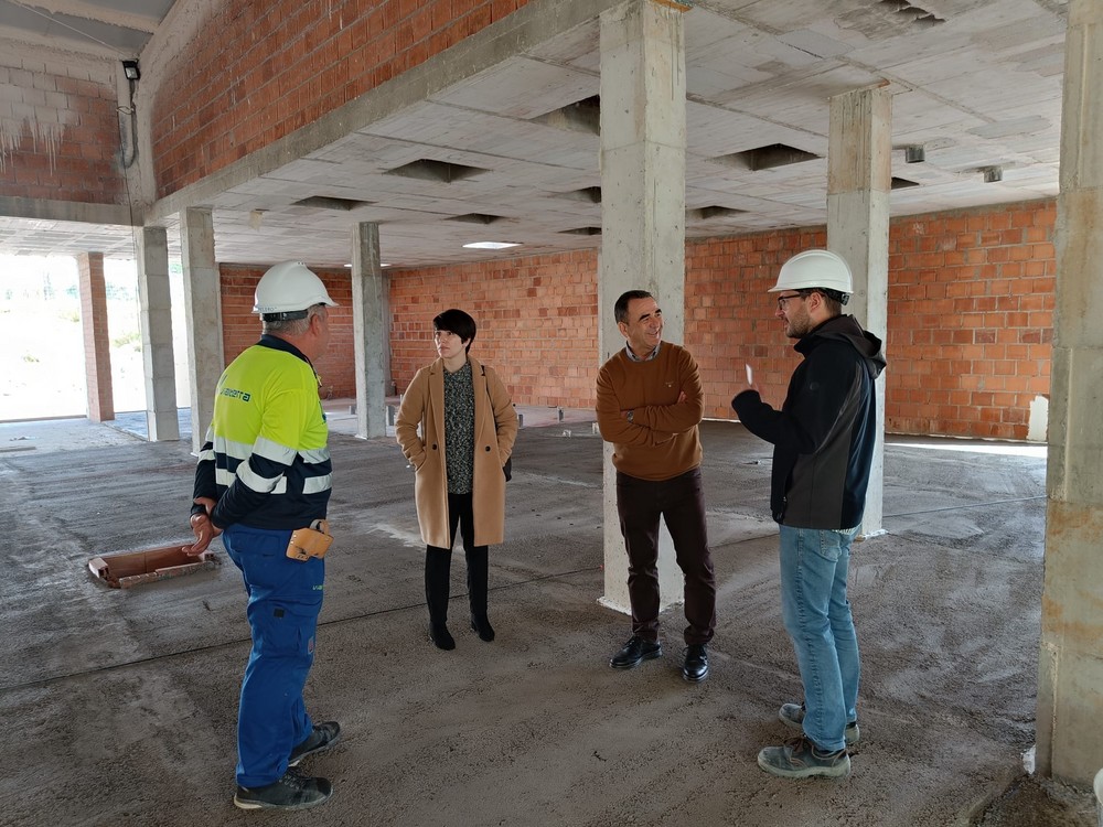 José Miguel Hernández visita las obras del complejo deportivo y el centro municipal de Venta del Viso