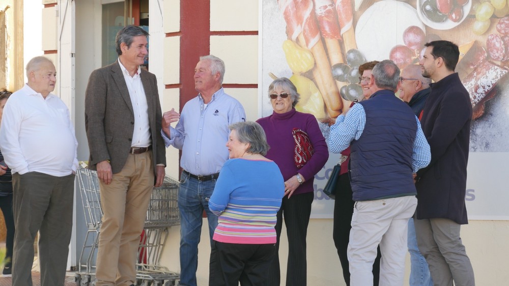 Manuel Cortés visita el recién renovado Bulevar de Puente del Río acompañado de vecinos y vecinas de la barriada