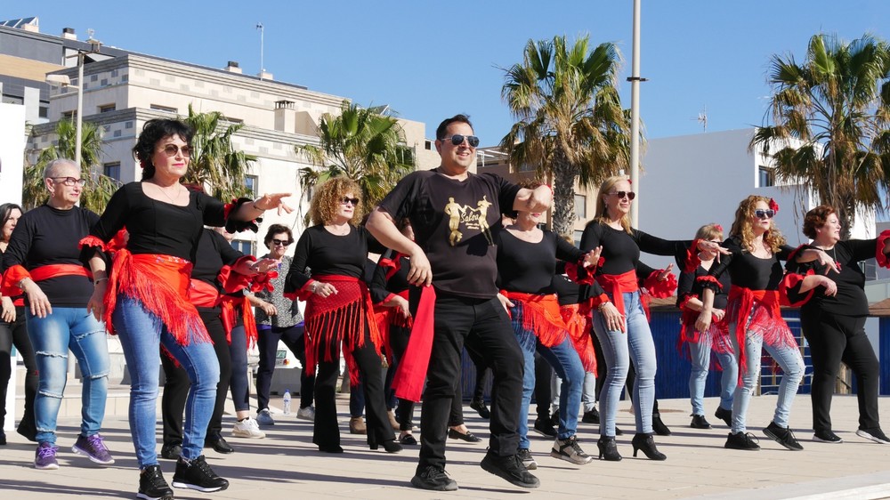 Comienza en Adra la V Semana de las Personas Mayores con una soleada jornada de deporte y baile junto al mar