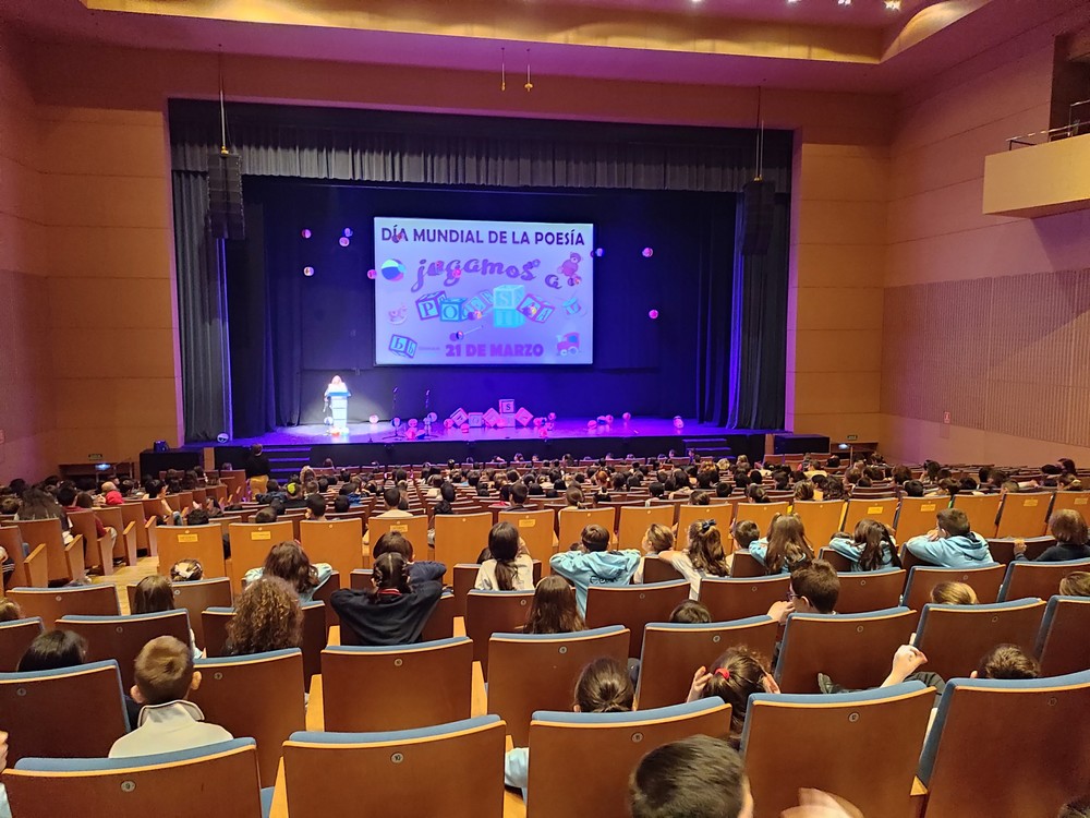 500 escolares recitan en verso en el Teatro Auditorio por el Día Mundial de la Poesía